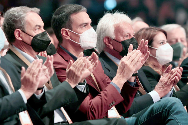 El presidente del Gobierno y Secretario General del PSOE, Pedro Sánchez (c), junto a los expresidentes del Gobierno José Luis Rodríguez Zapatero (i) y Felipe González (d), al inicio de la segunda jornada del Congreso Federal del PSOE que se celebra en las instalaciones de Feria Valencia.