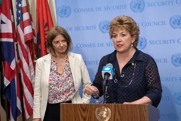 Geraldine Byrne Nason (d), mientras habla junto a Mona Juul (i), durante una rueda de prensa sobre la adopción de la resolución 2642 en el Consejo de Seguridad, en la sede del organismo en Nueva York, EE.UU.