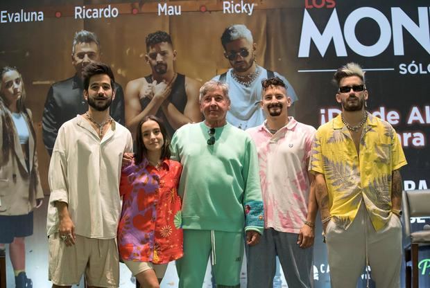 El cantautor venezolano Ricardo Montaner (c), en compañía de sus hijos, los también cantantes Evaluna (2i), Mau y Ricky (d), y de su yerno, el cantante colombiano Camilo (i), posan para foto hoy sdurante una rueda de prensa en Santo Domingo.