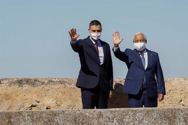 El presidente del Gobierno, Pedro Sánchez (i), junto al primer ministro luso Antonio Costa (d), en el acto oficial de la reapertura, el 1 de julio, tras tres meses y medio cerradas por el coronavirus, de la fronteras entre España y Portugal en Badajoz. 