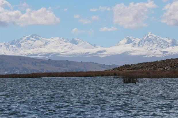 Imagen del lago Titicaca con los Andes al fondo, tomada el 22 de julio de 2019 desde Suriqui, Bolivia.