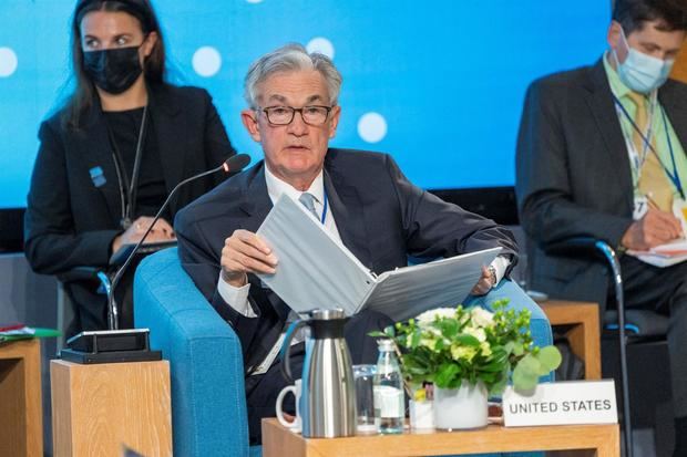 Fotografía cedida por el Fondo Monetario Internacional (FMI) donde aparece el presidente de la Reserva Federal de los Estados Unidos, Jerome Powell, mientras habla durante la sesión plenaria de las reuniones anuales en la sede del organismo en Washington.