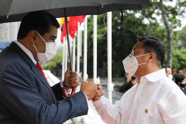 Fotografía cedida por prensa de Miraflores del presidente venezolano Nicolás Maduro (i) saludando al presidente de Bolivia, Luis Arce, hoy en Caracas, Venezuela.