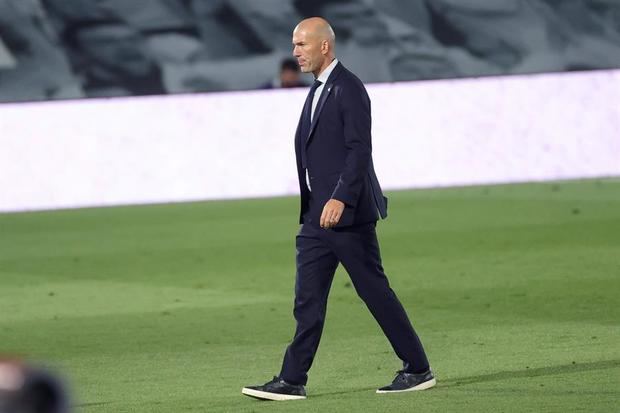 El entrenador del Real Madrid, Zinedine Zidane, durante el partido de Liga en Primera División ante el Getafe que disputaron esta noche en el estadio Alfredo Di Stéfano, en Madrid. 