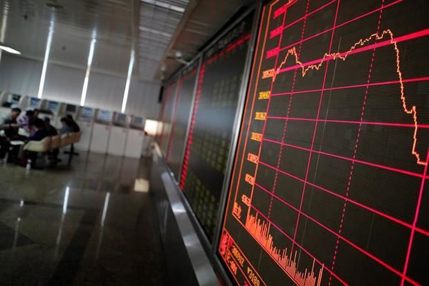 Un panel muestra la evolución de la Bolsa de Shanghái en Pekín, China.