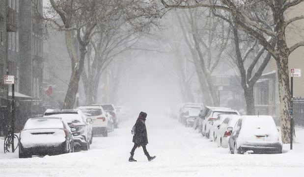Miles de vuelos cancelados por una tormenta de nieve que azota el noreste de EE.UU.