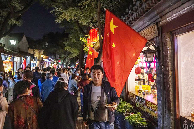 Centenares de turistas abarrotan el callejón Nanluoguxiang en la zona comercial de Hutong durante la 'Semana Dorada' en Pekín. 