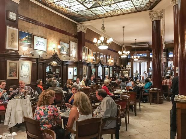 Fotografía cedida por Visit Argentina en la que se ve el Café Tortoni, uno de los bares notables de la ciudad de Buenos Aires.