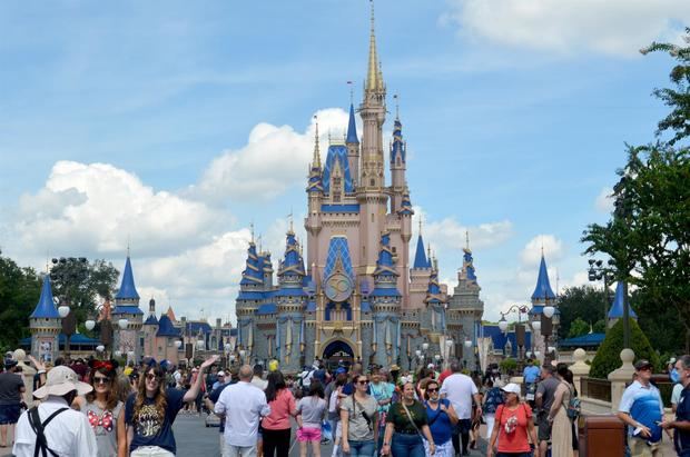 Decenas de personas caminan hoy frente al redecorado palacio de la Cenicienta con ocasión del 50 aniversario de Walt Disney World en el parque temático Magic Kingdom en Lake Buena Vista, Florida, EE.UU.