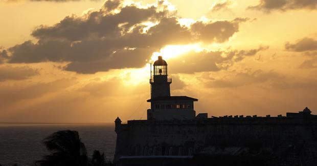 Vista de una puesta de sol desde el Faro del Morro en la entrada de la bahía de La Habana. imagen de archivo.