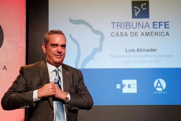 El presidente de República Dominicana, Luis Abinader, participa en la tribuna EFE-Casa América con motivo de su visita a España en Madrid, este lunes.