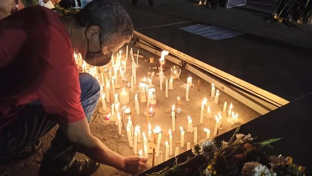 Un hombre enciende una vela durante una vigilia, este 13 de mayo de 2022, para rendir un homenaje a las víctimas de la explosión del hotel Saratoga, en el Parque de la Fraternidad, situado frente al hotel siniestrado en La Habana, Cuba.
