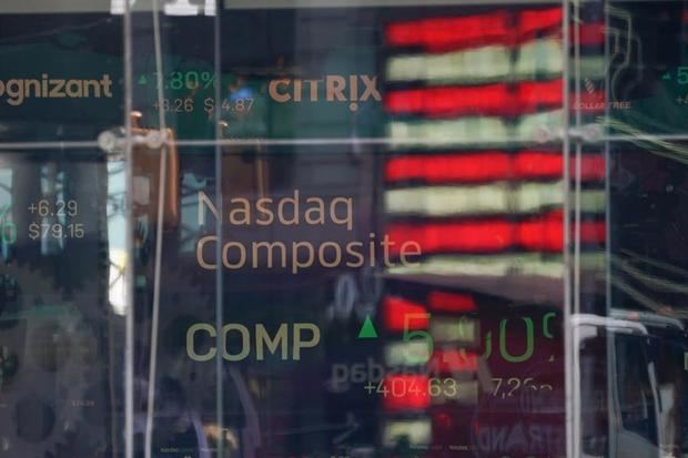 Una bandera de EE. UU. Se refleja en las ventanas del Nasdaq Marketsite en Times Square, en Nueva York, EE.UU., el 24 de marzo de 2020.