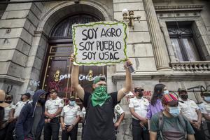 Universitarios y campesinos protestan contra el Gobierno en Guatemala