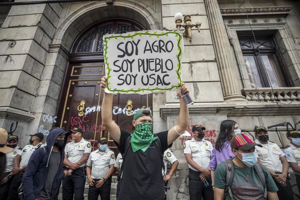 Cientos de guatemaltecos protestan contra la corrupción, la detención del reconocido periodista guatemalteco José Rubén Zamora Marroquín y la situación que atraviesa la universidad estatal, hoy en Ciudad de Guatemala, Guatemala.