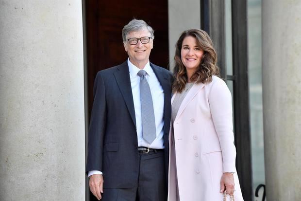 Fotografía tomada en abril de 2017 en la que se registró al cofundador de Microsoft, Bill Gates (i), y a su esposa por 27 años, Melinda French, en París, Francia.