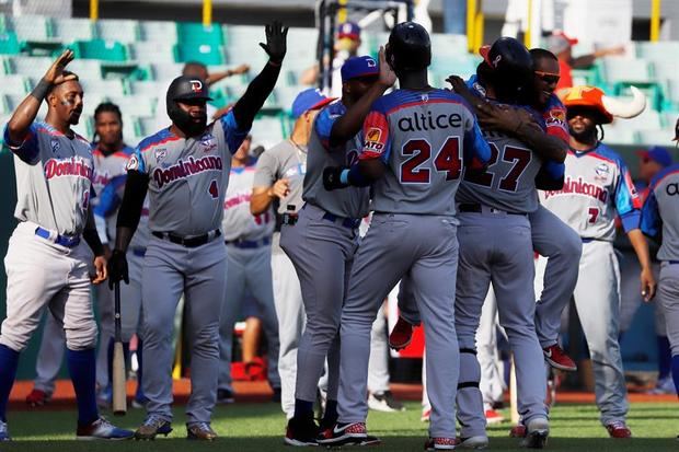 Jugadores de los Toros del Este celebran un cuadrangular en un juego de la Serie del Caribe 2020.