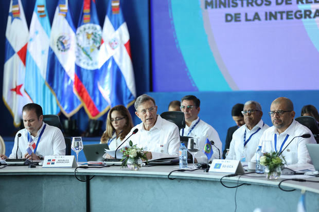 Canciller Roberto Álvarez (c) mientras encabeza la LXXXVIII Reunión del Consejo de Ministros de Relaciones Exteriores del Sistema de la Integración Centroamericana (SICA), en Santiago, República Dominicana.