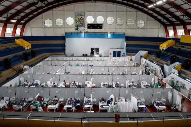 Fotografía general de pacientes en tratamiento por la Covid-19, en el Hospital Municipal de Campaña Pedro Dell Antonia, el 15 de abril de 2021 en la ciudad de Santo André, en el estado de Sao Paulo, Brasil.