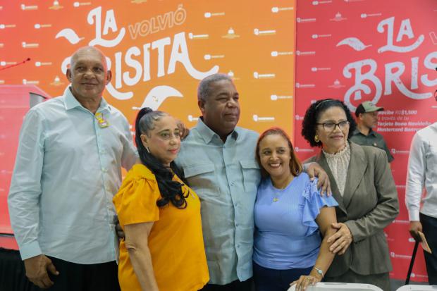 Gobierno entrega bono navideño en Santo Domingo