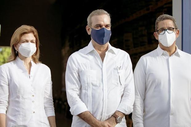 Raquel Peña, vicepresidenta de la República, Luis Abinader presidente de La República Dominicana y Augusto Ramírez, presidente de Casa Brugal.