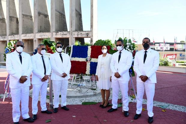 Comisión del Senado en la ofrenda floral en el Monumento de los Constituyente en San Cristóbal.