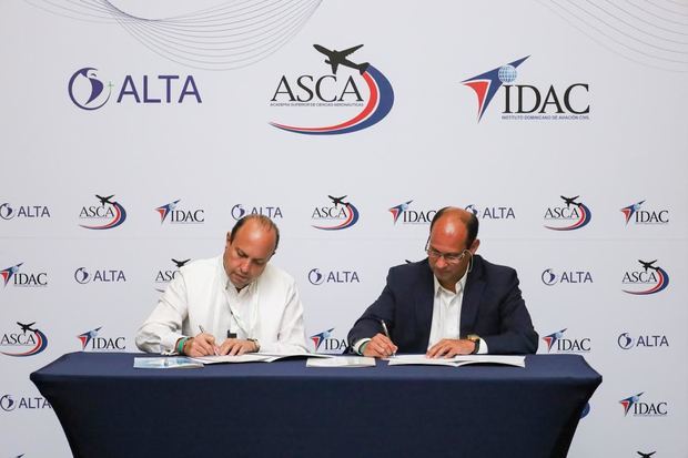 Román E. Caamaño, director general del IDAC y José Ricardo Botelho, director ejecutivo y CEO de ALTA, al momento de la firma del memorándum de entendimiento.