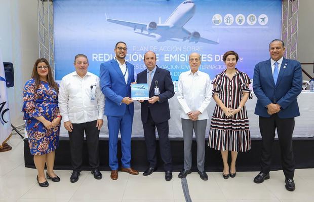 Román E. Caamaño, director general del IDAC, junto a  los funcionarios de la institución e invitados especiales durante el lanzamiento del Plan de Acción de Reducción de Emisiones CO2. 