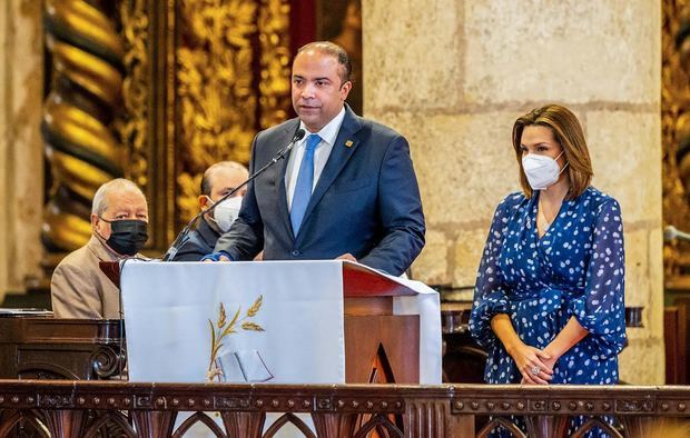 Samuel Pereyra, pronuncia las palabras de gracias durante la misa celebrada en la Catedral de Santo Domingo por la conmemoración del 80˚ aniversario de esta institución financiera.