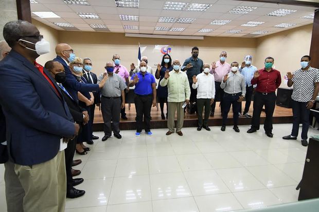 Nelson Ramírez, presidente de la comisión electoral de esgrima, juramenta al nuevo comité ejecutivo de la FEDOMES.
