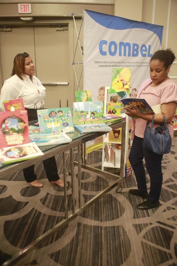Durante la actividad se exhibieron libros de las casas editoriales.