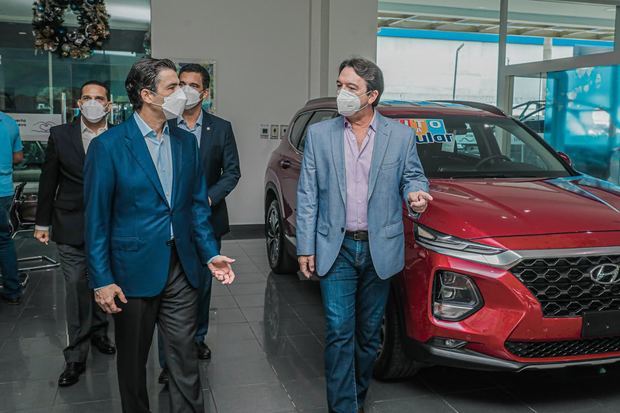 El presidente ejecutivo del Banco Popular Dominicano, señor Christopher Paniagua, conversa con el señor Avelino Rodríguez, presidente de Grupo Magna, en su visita al salón de exhibición de BMW y Mini. 