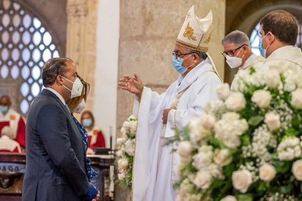 Samuel Pereyra y su esposa Noelia de Pereyra reciben la bendición de parte de monseñor Benito Ángeles.