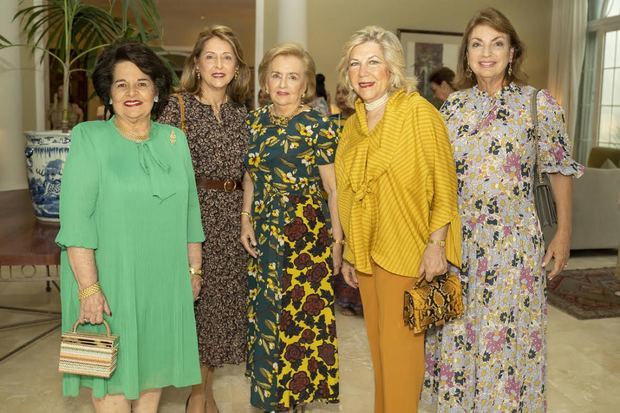 Gloria Mejía de Selman, Mirian Pou de Ginebra, Evelyn de Battle, Purita Betances Marranzini y Isabel Brache.