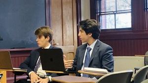 Los jóvenes Alejandro Thomas Lomba y José Lebrón Vicini en pleno debate.