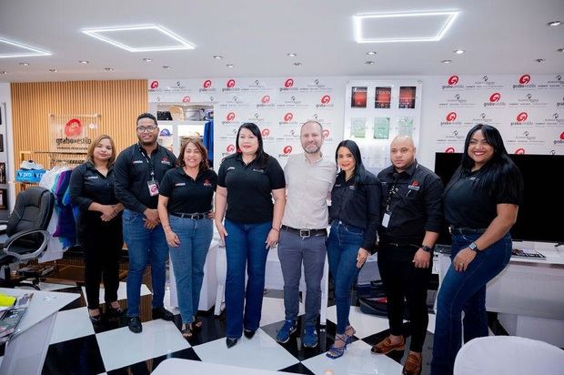 Al centro Noemí Herrera, Sulin Lantigua de Glass y Aitor Guezuraga junto a  ejecutivos de ventas de Grabo Estilo.