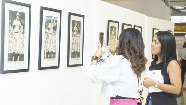 Visitantes apreciando las fotografías exhibidas.