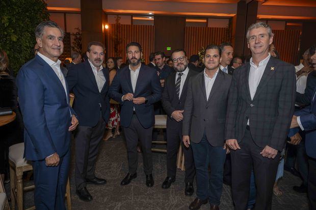 Empresarios y ejecutivo de Banreservas en el coctel con clientes que ofreció la entidad financiera en Santo Domingo.