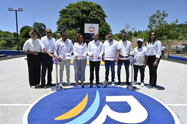 Corte de cinta cancha María Luisa: El presidente ejecutivo de Banreservas,
Samuel Pereyra, acompañado, desde la izquierda, por la reina del Caribe
Camil Domínguez, René González, Samuel Taveras, Teodora Mullix, Nelson
Núñez, Darién King, Martin Kelly y Gina Mambrú.