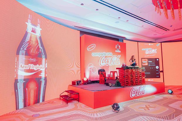 Coca-Cola celebra 80 años en R. Dominicana con el relanzamiento de Comparte una Coca-Cola.