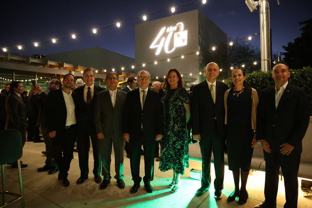 Directivos y clientes durante el coctel del 40 aniversario del Banco Lafise en la ciudad de Miami.
