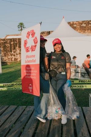 Durante la recogida de botellas plásticas en el Medio Maratón Claro.