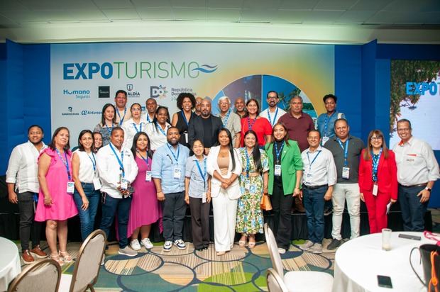 En el centro, Isaac Ramírez junto a los miembros de Adompretur que participaron en el taller ‘Tendencias, beneficios y desafíos de la inteligencia artificial en la industria turística’. 