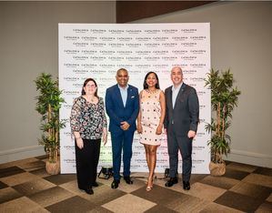 Gianell Pena e Isaura de-la-Cruz-junto-a-los-directivos-del-hotel-Catalonia-y-periodistas-en-el-almuerzo.