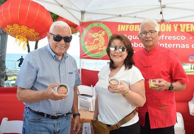 Lliben Chea, Kenia Cheng y Mario Chong muestran el pastel de la luna.
