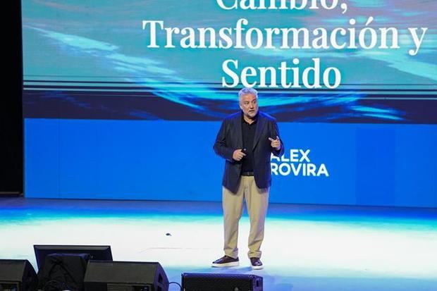 Los narcisistas no van a terapias, asegura el escritor y economista.