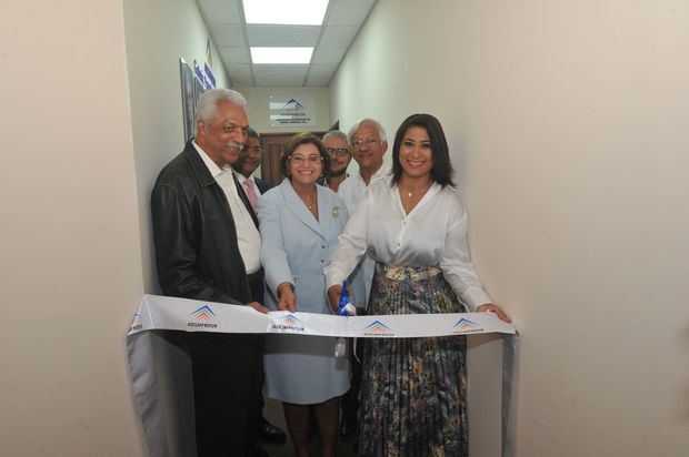 Luis Ernesto Simó, José María Reyes, Dania Goris, Luis José Chávez, Osvaldo Soriano y Yenny Polanco Lovera realizan el corte de cinta inaugural de la galería de los pasados presidentes de Adompretur.
