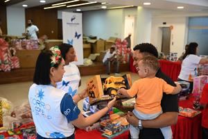 Voluntaria realiza la entrega de juguete como parte de la jornada.