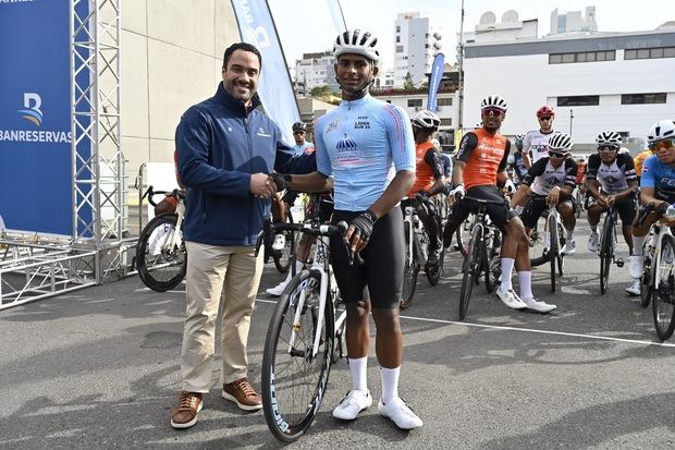Juan Mustafá, vicepresidente ejecutivo senior de Empresas Subsidiarias Banreservas, impone la camiseta al pedalista más joven de la Sub 23, Luis Miguel Félix, en la 47ª Vuelta Ciclística Independencia Nacional.