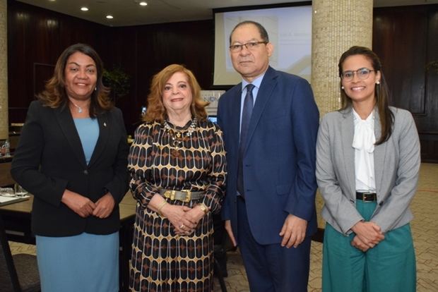 Amarilys Duran Salas, Mildred Josefina Bergés de Sánchez, Luis Vergés y Diara Nadal.